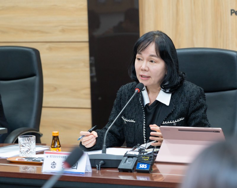 송경희 개인정보보호위원회 위원장이 11월 5일 오후 서울 종로구 정부서울청사에서 개최된 '출입기자단 정례브리핑'에서 인사말을 하고 있다.(사진=개인정보위 제공) *재판매 및 DB 금지