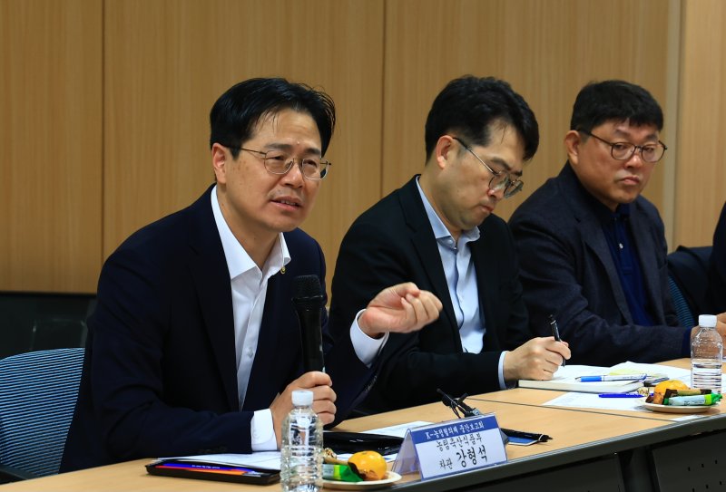 [세종=뉴시스] 농림축산식품부는 5일 세종 NH농협 세종통합센터에서 강형석 차관 주재로 '함께 만드는 K-농정 협의체' 중간보고회를 개최하고 25개 과제에 대한 논의 추진상황 및 성과 도출 사례를 공유했다. (사진=농식품부 제공) 2025.11.05. photo@newsis.com *재판매 및 DB 금지