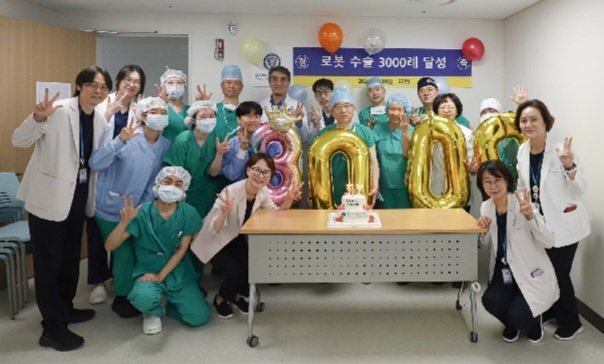 [용인=뉴시스]로봇수술 3000례를 달성한 용인세브란스병원 임직원들이 기념사진을 찍고 있다.(사진=용인세브란스병원 제공)2025.11.05.photo@newsis.com *재판매 및 DB 금지