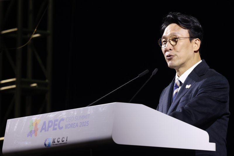 김민석 국무총리가 28일 경주 화랑마을 어울마당에서 열린 ‘2025 APEC CEO 서밋’의 첫 번째 공식 행사인 환영 만찬에서 축사를 하고 있다. ‘2025 APEC CEO 서밋’은 이날 환영만찬을 시작으로 31일까지 나흘간 열린다. (총리실 제공. 재판매 및 DB 금지) 2025.10.28/뉴스1