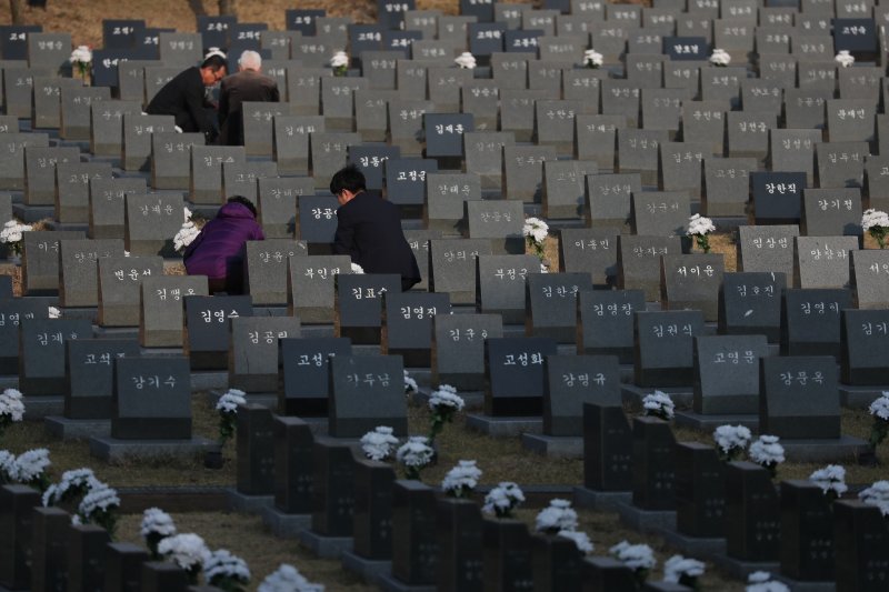 3일 제77주년 4·3희생자 추념식 봉행에 앞서 제주시 봉개동 제주4·3평화공원 행방불명인 묘역에서 유족들이 희생자의 넋을 기리고 있다.(제주도사진기자회. 재판매 및 DB 금지) 2025.4.3/뉴스1