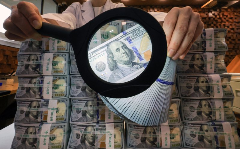 서울 중구 하나은행 위변조대응센터에 놓인 달러화. 2025.11.5/뉴스1 ⓒ News1 이호윤 기자