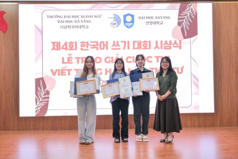 [안양=뉴시스] 안양대학교가 지난 4일 베트남 다낭 외대에서 '제4회 한국어 쓰기 대회' 개최에 따른 시상식을 했다. (사진=안양대 제공).2025.11.05.photo@newsis.com