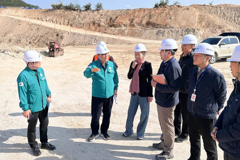 울산시의회 김수종 의원은 5일 미포지구 국가산업단지와 자동차 일반산업단지 조성사업 현장을 연이어 방문해 추진 현황을 점검했다.(울산시의회 제공. 재판매 및 DB금지)/뉴스1