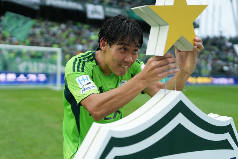 전북 현대의 최철순이 10회 우승을 의미하는 '왕별'을 전북 엠블럼 위에 꽂고 있다.(전북 제공)