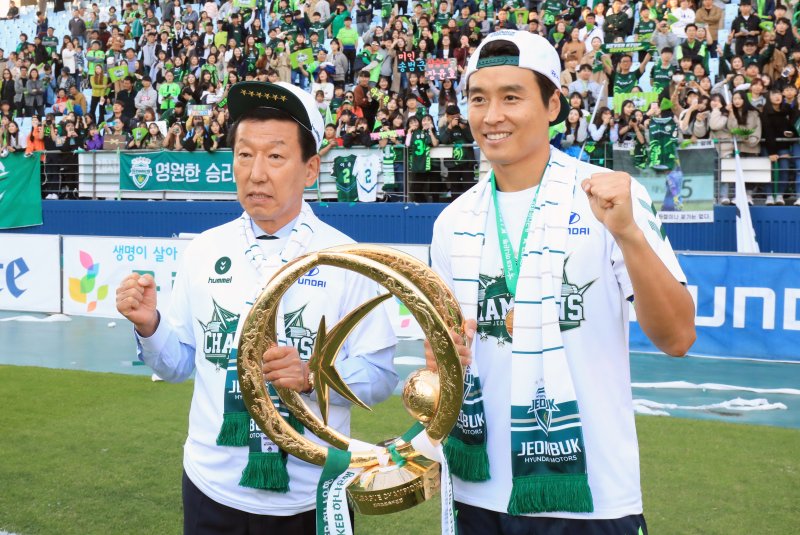 최강희 감독(왼쪽)과 이동국.2018.10.20/뉴스1 ⓒ News1 문요한 기자