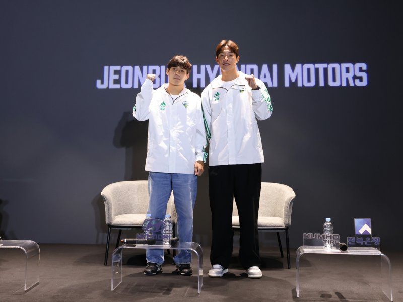 전북 우승 미디어데이에 참석한 최철순(왼쪽)과 홍정호(전북 제공)