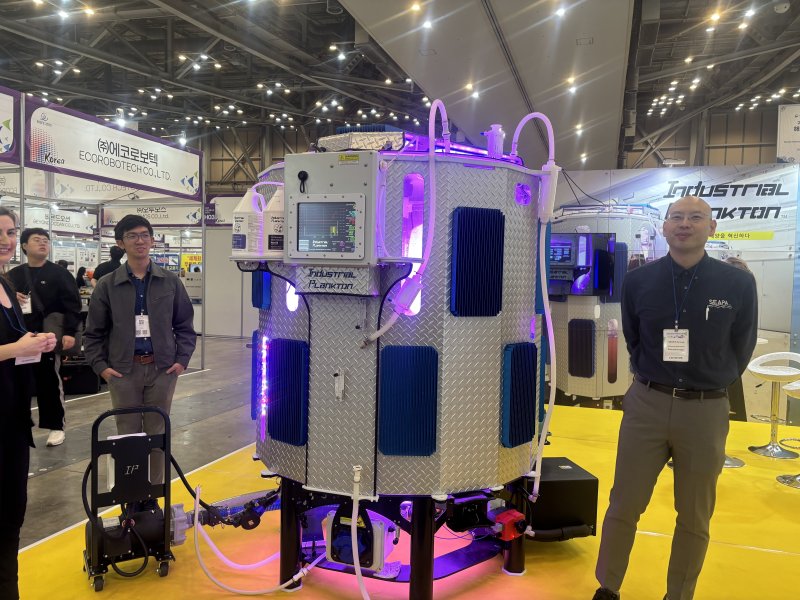 캐나다 인더스트리얼 플랑크톤사 관계자들이 수산양식용 미세조류 배양기를 소개하고 있다. 2025.11.5/뉴스1 ⓒ News1 홍윤 기자