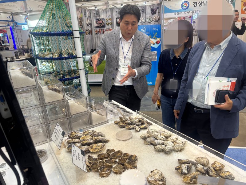 수과원 부스를 방문한 관람객이 개체굴에 대한 설명을 듣고 있다. 2025.11.5/뉴스1 ⓒ News1 홍윤 기자