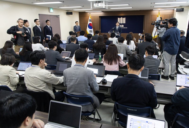 조상원 서울중앙지검 4차장이 17일 오전 서울 서초구 서울중앙지방검찰청에서 윤석열 대통령 부인 김건희 여사의 도이치모터스 시세조종 가담 의혹 수사결과를 발표하고 있다. 2024.10.17/뉴스1 ⓒ News1 이재명 기자