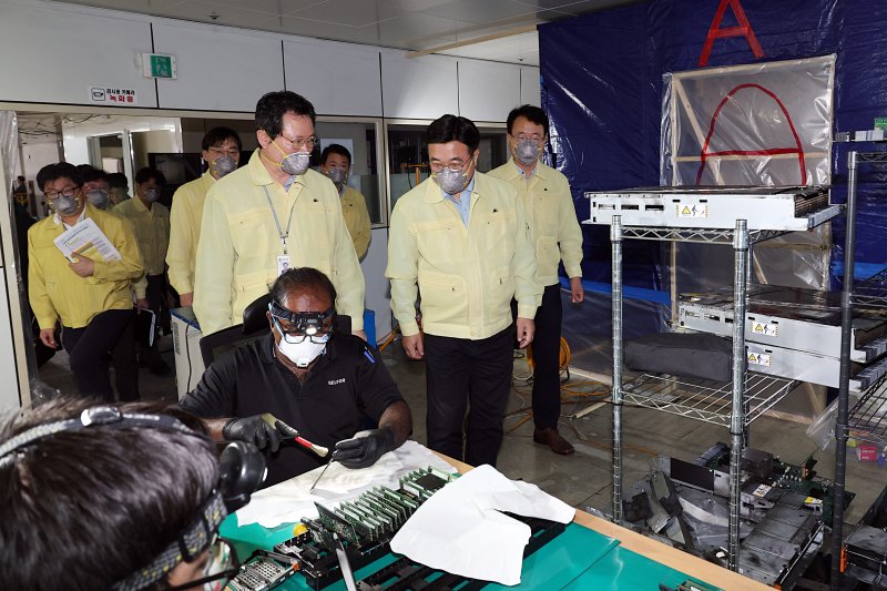 [서울=뉴시스] 조성우 기자 = 윤호중 행정안전부 장관이 8일 오후 대전 유성구 국가정보자원관리원 본원을 방문해 화재로 서비스가 중단된 행정정보시스템 복구현장을 점검하고 있다. (사진=행정안전부 제공) 2025.10.08. photo@newsis.com *재판매 및 DB 금지