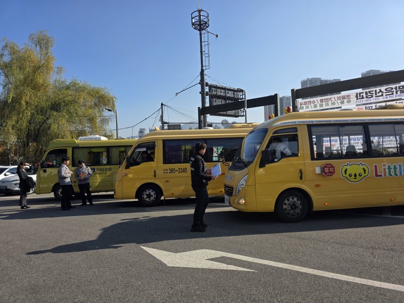 [군포=뉴시스] 군포의왕교육지원청은 5일 의왕지역 어린이통학버스 합동점검을 했다. (사진=군포의왕교육지원청 제공).2025.11.05.photo@newsis.com