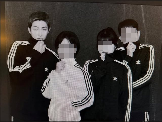 방탄소년단 RM, 부모·여동생 함께한 단란 가족사진 공개…우월 유전자 [N샷]
