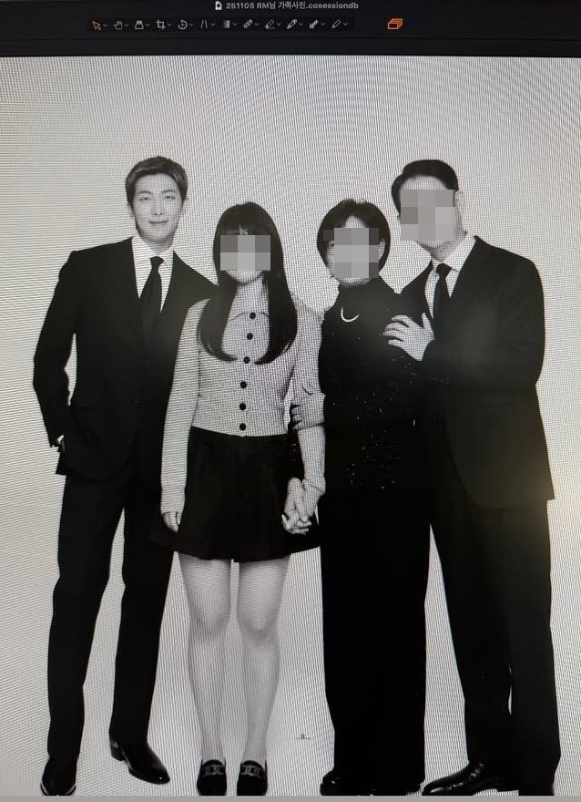 방탄소년단 RM, 부모·여동생 함께한 단란 가족사진 공개…우월 유전자 [N샷]