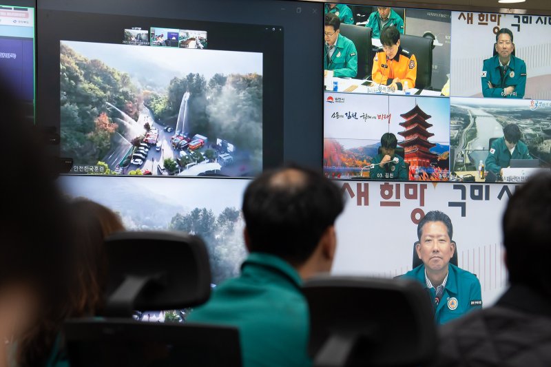 [안동=뉴시스] 5일 구미 금오산 일원에서 진행되고 있는 '재난대응 안전한국훈련'을 김장호 경북 구미시장 등 관계관들이 상황실에서 지켜보고 있다. (사진=경북도 제공) 2025.11.05. photo@newsis.com *재판매 및 DB 금지