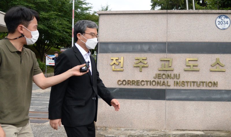 [전주=뉴시스] 김얼 기자 = 이스타항공 자금 배임·횡령으로 전주교도소에 수감됐었던 이상직 전 의원이 30일 전북 전주시 전주교도소에서 보석으로 석방돼 장내를 빠져나오고 있다. 2022.06.30. pmkeul@newsis.com