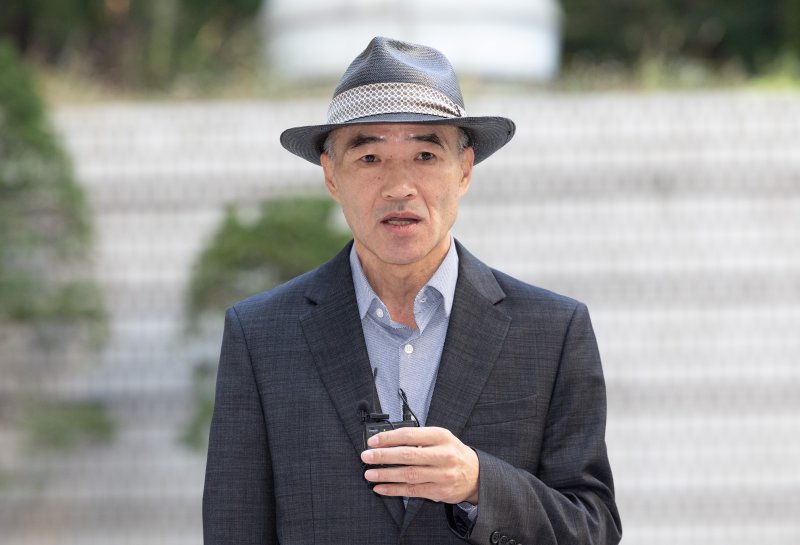 [서울=뉴시스] 황준선 기자 = 서해 공무원 피격사건의 유가족 이래진 씨가 5일 오전 서울 서초구 서울중앙지방법원에서 열린 '서해 공무원 피격 사건' 은폐 시도 및 '월북몰이' 사건 1심 결심공판에 출석하며 취재진의 질문에 답변하고 있다. 2025.11.05. hwang@newsis.com