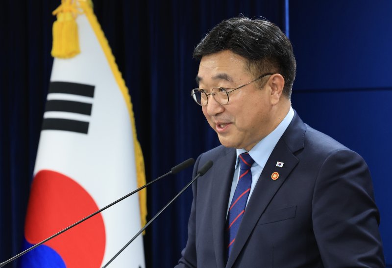 윤호중 행정안전부 장관이 5일 서울 종로구 정부서울청사에서 열린 출입기자단 브리핑에서 발언을 하고 있다. 2025.11.5/뉴스1 ⓒ News1 임세영 기자