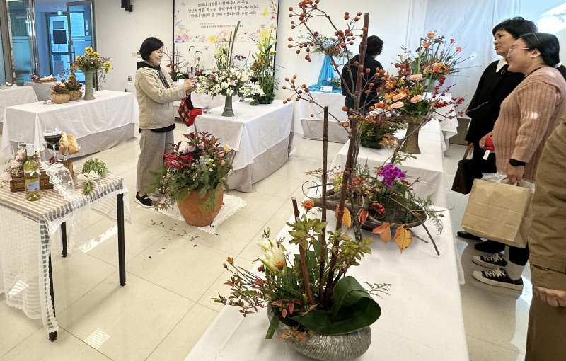 5일 울산 병영순교성지성당에서 천주교 울산대리구 제1회 전례 꽃꽂이 작품전이 열리고 있다. 2025.11.5/뉴스1 ⓒ News1 조민주 기자