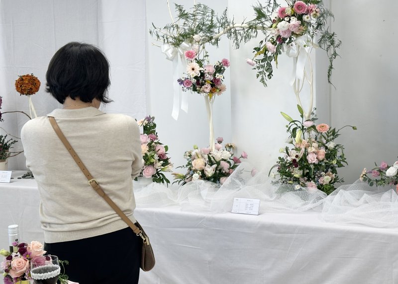 5일 울산 병영순교성지성당에서 천주교 울산대리구 제1회 전례 꽃꽂이 작품전이 열리고 있다. 2025.11.5/뉴스1 ⓒ News1 조민주 기자
