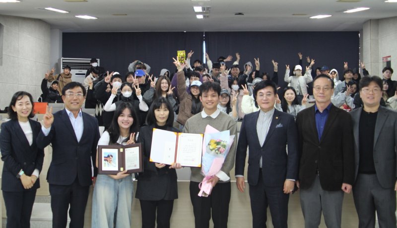 송원대학교 한국어교육과에 재학 중인 람바오응옥(24학번·26)씨가 여수 앞바다에 빠진 익수자를 구조한 공로로 LG복지재단 의인상과 GS칼텍스 참사람상, 여수경찰서 감사장을 받고 있다.(송원대 제공. 재배포 및 DB 금지)
