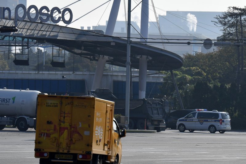 포항제철소 사고 현장 조사를 위해 들아가는 경찰. (뉴스1 자료, 재판매 및 DB금지)