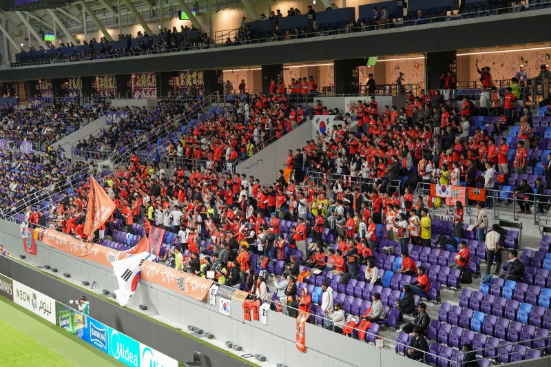 지난 4일 일본 히로시마 에디온 피스 윙 스타디움에서 열린 아시아챔피언스리그 조별리그 4차전에서 '강원이 나르샤 응원단'이 단체 응원을 하고 있다.(강원도 제공. 재판매 및 DB금지)/뉴스1