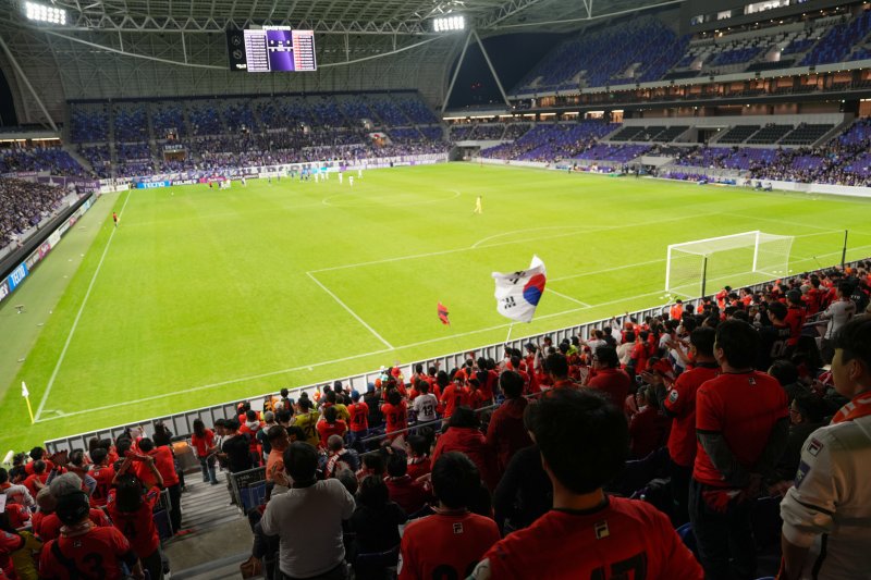 지난 4일 일본 히로시마 에디온 피스 윙 스타디움에서 열린 아시아챔피언스리그 조별리그 4차전에서 '강원이 나르샤 응원단'이 단체 응원을 하고 있다.(강원도 제공. 재판매 및 DB금지)/뉴스1