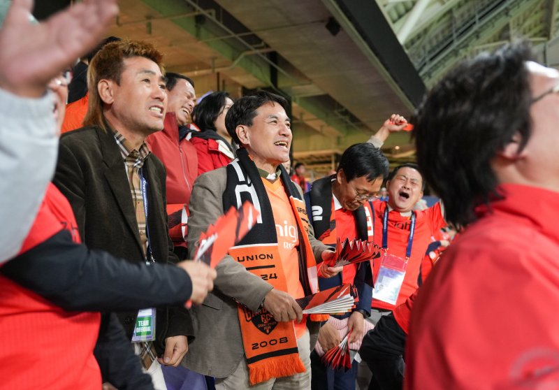 지난 4일 일본 히로시마 에디온 피스 윙 스타디움에서 열린 아시아챔피언스리그 조별리그 4차전에서 김진태 지사를 비롯한 '강원이 나르샤 응원단'이 단체 응원을 하고 있다.(강원도 제공. 재판매 및 DB금지)/뉴스1