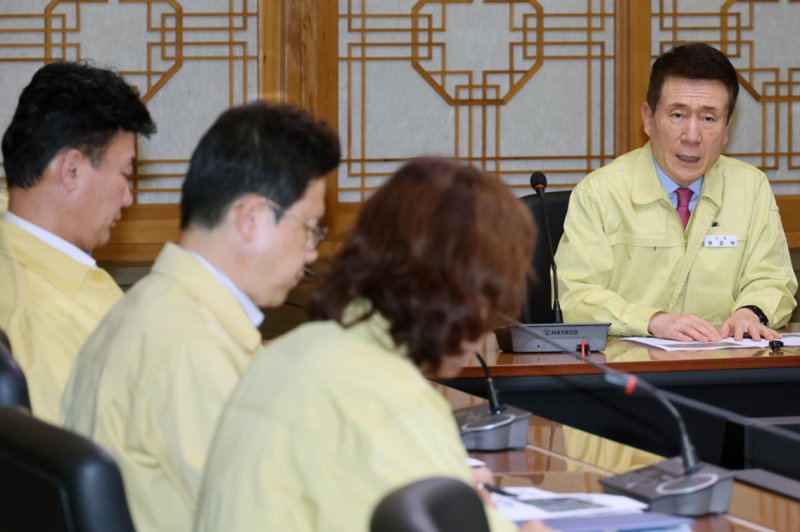 이강덕 경북 포항시장이 5일 시청에서 포스코DX 근로자 사망 사고와 관련, 긴급 대책회의를 열고 대책 마련을 논의했다. (포항시 제공, 재판매 및 DB금지) 2025.11.5/뉴스1