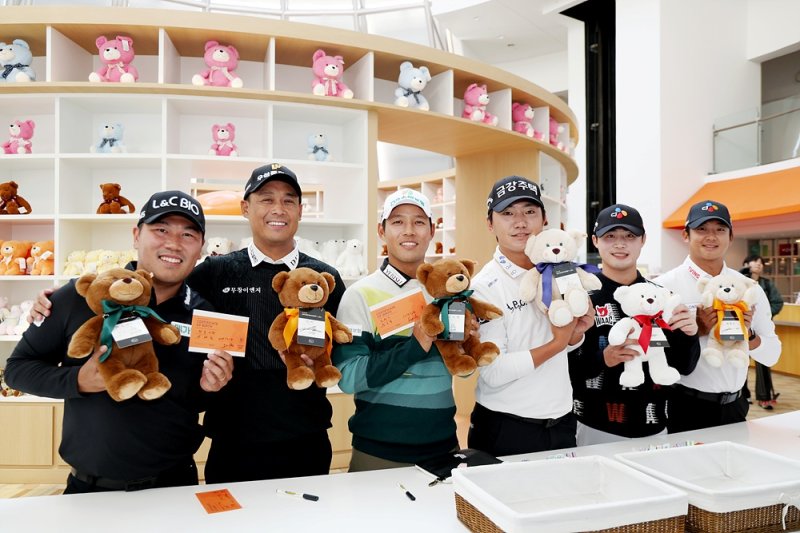 KPGA 투어 챔피언십 포토콜에 참석해 테디베어를 만드는 왼쪽부터 이대한, 김재호, 문도엽, 옥태훈, 배용준, 최승빈. (사진=KPGA 제공). 2025.11.05. *재판매 및 DB 금지