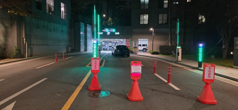 [김포=뉴시스]정일형 기자= 주차장 막은 벤틀리 차량 모습.(사진은 온라인 커뮤니티 갈무리)