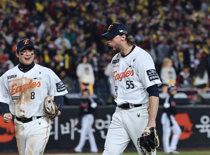 한화 이글스 3루수 노시환(왼쪽)과 외국인 투수 라이언 와이스. 2025.10.30/뉴스1 ⓒ News1 구윤성 기자