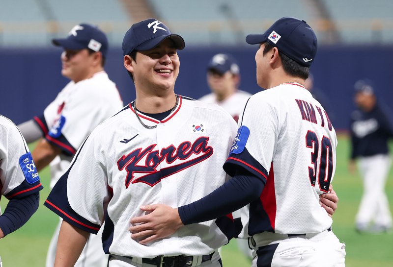 야구대표팀 노시환과 김영웅이 4일 서울 고척스카이돔에서 훈련을 하고 있다. 류지현 감독이 이끄는 대표팀은 오는 8,9일 체코에 이어 15,16일에 일본과의 평가전 경기를 치를 예정이다. 2025.11.4/뉴스1 ⓒ News1 김성진 기자