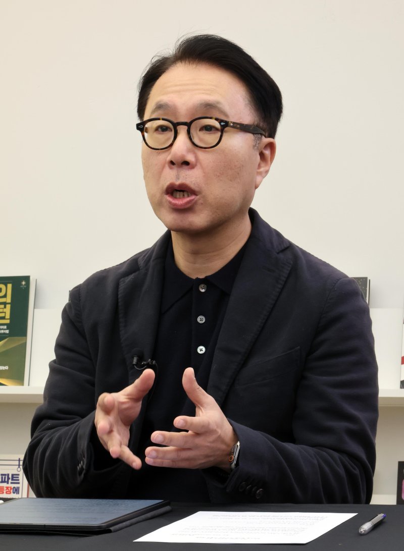 박원곤 이화여대 북한학과 교수가 지난 3일 서울 서초구 파이낸셜뉴스 본사에서 'APEC 정상회의 성과와 전망'을 주제로 노동일 파이낸셜뉴스 주필과 대담하고 있다. 사진=박범준 기자