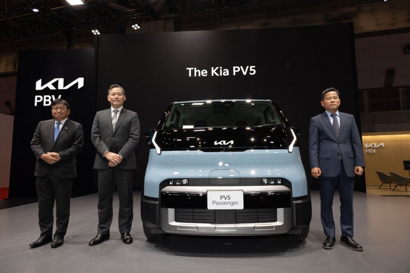 후지모토 마사요시 소지츠 주식회사 회장(왼쪽부터), 타지마 야스나리 기아 PBV 재팬 대표이사, 김상대 기아 PBV비즈니스사업부장(부사장)이 지난달 29일 일본 도쿄 빅사이트에서 열린 재팬 모빌리티쇼 2025에서 기념 촬영하고 있다. 연합뉴스