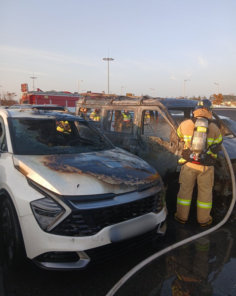 [인천=뉴시스] 5일 오후 인천 중구 인천국제공항 제2여객터미널 장기주차장에 세워진 전기화물차에서 불이 나 19분 만에 꺼졌다. (사진=인천소방본부 제공) 2025.11.05. photo@newsis.com