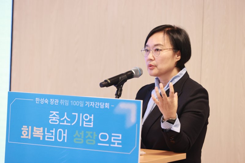 한성숙 중소벤처기업부 장관이 5일 서울 강남구 역삼동에서 열린 취임 100일 기자간담회에서 발언하고 있다. 중기부 제공