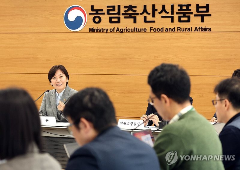 기자들 질문에 답하는 송미령 농식품부 장관 (출처=연합뉴스)