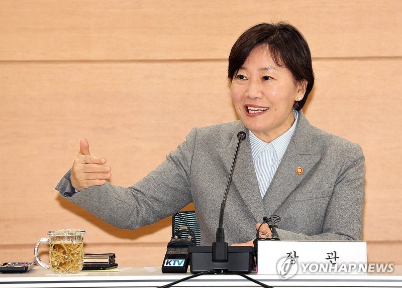 기자들 질문에 답하는 송미령 농식품부 장관 (출처=연합뉴스)