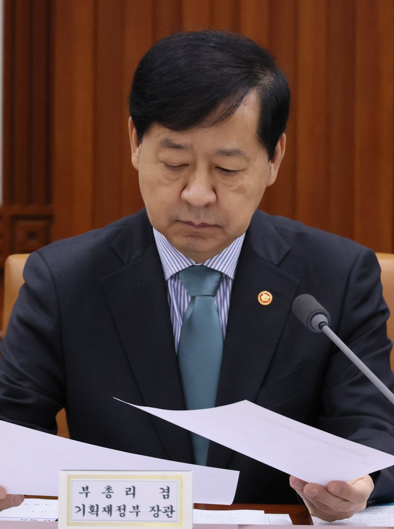 구윤철 경제부총리 겸 기획재정부 장관이 지난 4일 정부서울청사에서 열린 경제관계장관회의에서 자료를 살펴보고 있다. 연합뉴스