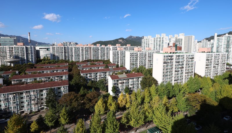 서울 노원·도봉·강북구를 중심으로 토지거래허가제 해제를 요구하는 목소리가 높아지고 있다. 노원구 상계동 주공아파트 단지 전경 .뉴시스