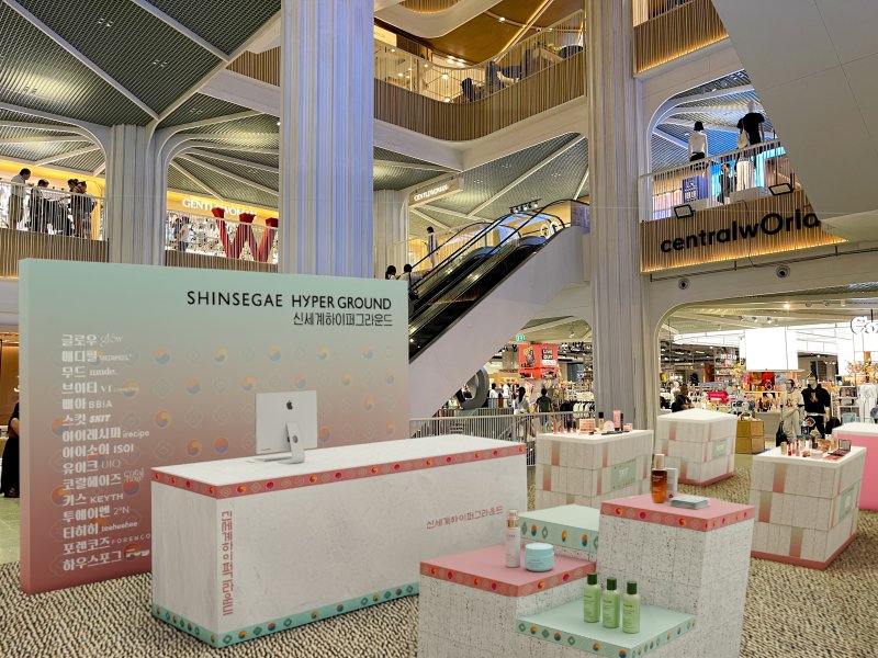 태국 방콕 대형 쇼핑몰 센트럴월드에서 열리는 신세계 하이퍼그라운드 팝업 스토어 전경. 신세계백화점 제공