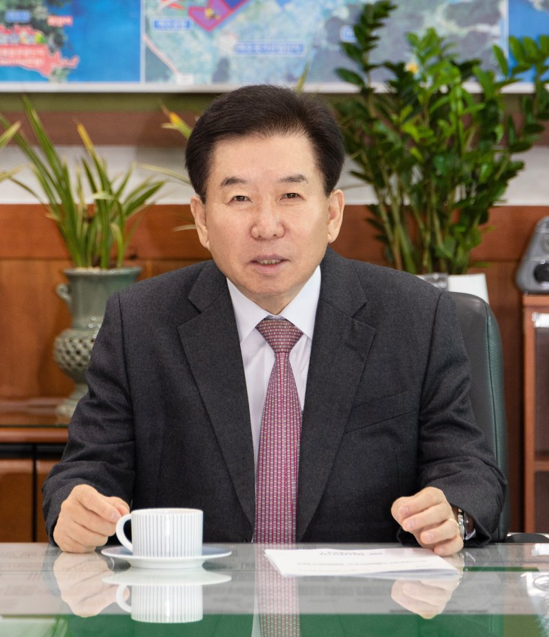 구충곤 광양만권경제자유구역청장은 5일 파이낸셜뉴스와 인터뷰에서 "지난해 10월 취임해 4조7000억원 규모의 투자 확정, 글로벌 기업 유치, 세풍산단 공영개발 전환 등 가시적 성과를 거뒀다"면서 "광양만권경제자유구역(GFEZ)이 명실상부한 남해안 경제 중심지로 자리 잡아 지역 경제를 견인하는 시대를 열어갈 수 있도록 더 노력하겠다"라고 밝혔다. 광양만권경제자유구역청 제공