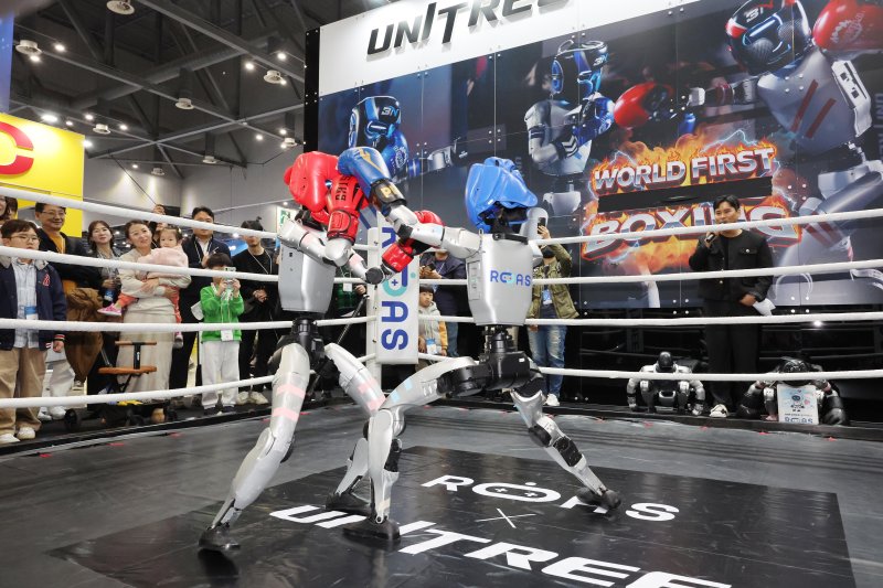 5일 경기 고양시 킨텍스에서 산업통상부가 주최하고 한국AI·로봇산업협회와 한국로봇산업진흥원, 제어로봇시스템학회가 공동 주관한 2025 로보월드 전시회가 열렸다. 각 부스에선 뉴로메카, 에이로봇, 총판업체 로아스 등 국내외 휴머노이드 로봇이 다수 등장했다. 로아스 부스에서 중국 유니트리의 '휴머노이드 G1' 2기가 복싱경기를 하고 있다. 이날 파이낸셜뉴스와 한국AI·로봇산업협회가 공동 주관한 '2025 기계·로봇산업발전 유공자 정부 포상식'도 함께 열려 산업포장과 대통령표창, 국무총리표창, 산업통상부장관표창, 파이낸셜뉴스회장상, 한국