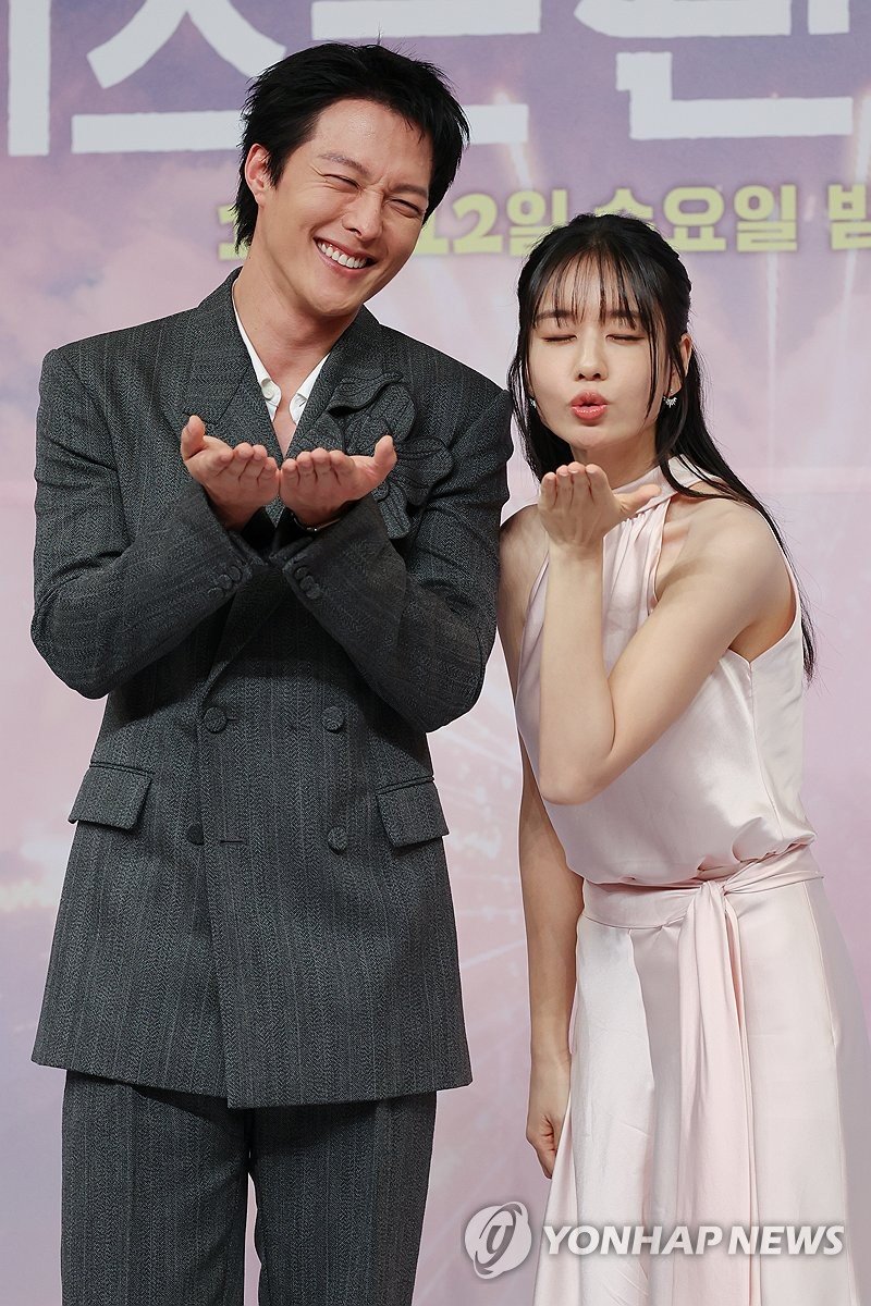 '키스는 괜히 해서!'의 두 주연 (출처=연합뉴스)