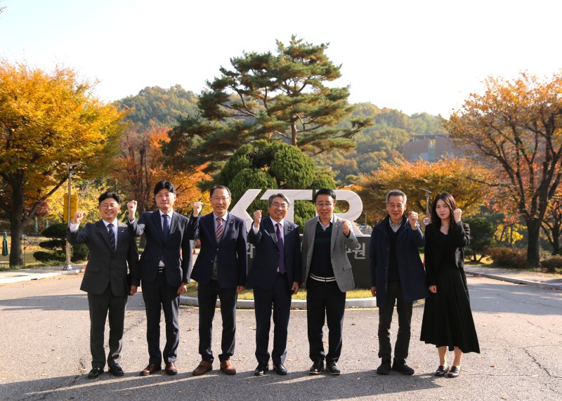 5일 한국화학융합시험연구원(KTR)을 방문한 박성호 부산진해경제자유구역청장(오른쪽 세번째)이 연구원 관계자들과 기념사진을 촬영하고 있다. 부산진해경제자유구역청 제공