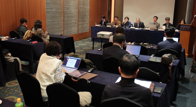 5일 서울 중구 롯데호텔에서 열린 한일국교정상화 60주년 국제학술회의 '공생과 번영을 향한 여정' 역사 분야 섹션에서 한일회담 연구의 새로운 모색이라는 주제로 발표가 진행되고 있다. 2025.11.5/뉴스1 ⓒ News1 김성진 기자