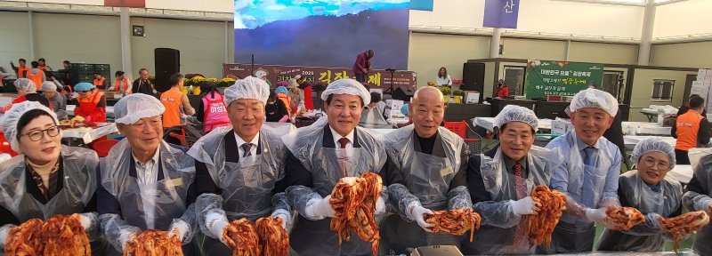 '2025년 평창고랭지김장축제'가 5일 강원 평창군 진부면민체육공원 다목적센터에서 성황리에 개막한 가운데 심재국 평창군수와 장문혁 축제위원장을 비롯한 내빈들이 이날 행사장에서 김장에 나서고 있다. 2025.11.5./뉴스1 2025.11.5/뉴스1 ⓒ News1 신관호 기자