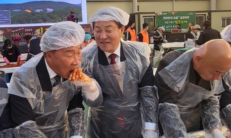 심재국 평창군수와 장문혁 축제위원장을 비롯한 내빈들이 '2025년 평창고랭지김장축제' 행사장에서 직접 김장한 김치의 맛을 보고 있다. 2025.11.5./뉴스1 2025.11.5/뉴스1 ⓒ News1 신관호 기자